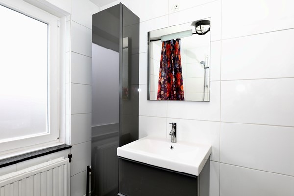 Foto - Te koop: Een goed geïsoleerde tussenwoning met onder meer een zonnige tuin op het zuiden, 3 slaapkamers, fijne badkamer, grote zolder(slaap)kamer, rustige tuin en een garage in Voerendaal.(Kunrade)